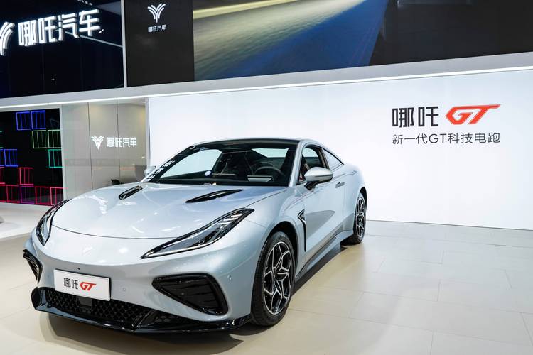 重庆347哪吒汽车在智能汽车领域的表现，领途汽车在新能源汽车市场中的影响力